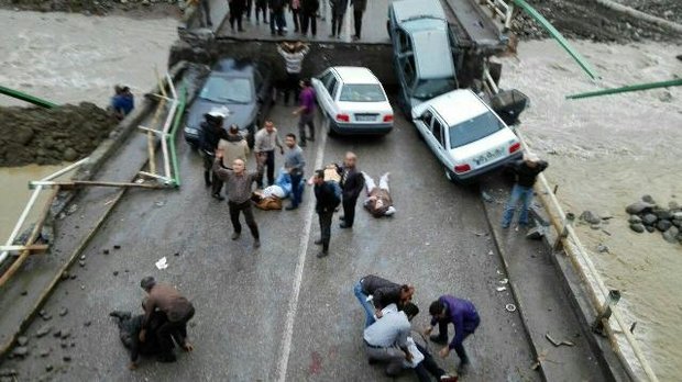 پل معلم کوه تنکابن دو نیم شد