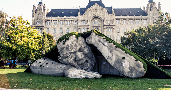 مجسمه غول پیکر در Széchenyi Tér