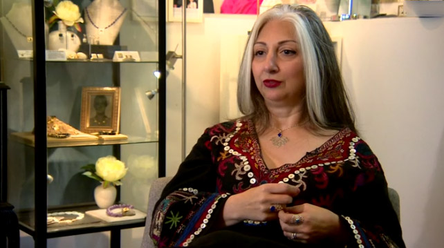 طراح جواهری که از سوزن‌دوزی افغانستان الهام می گیرد